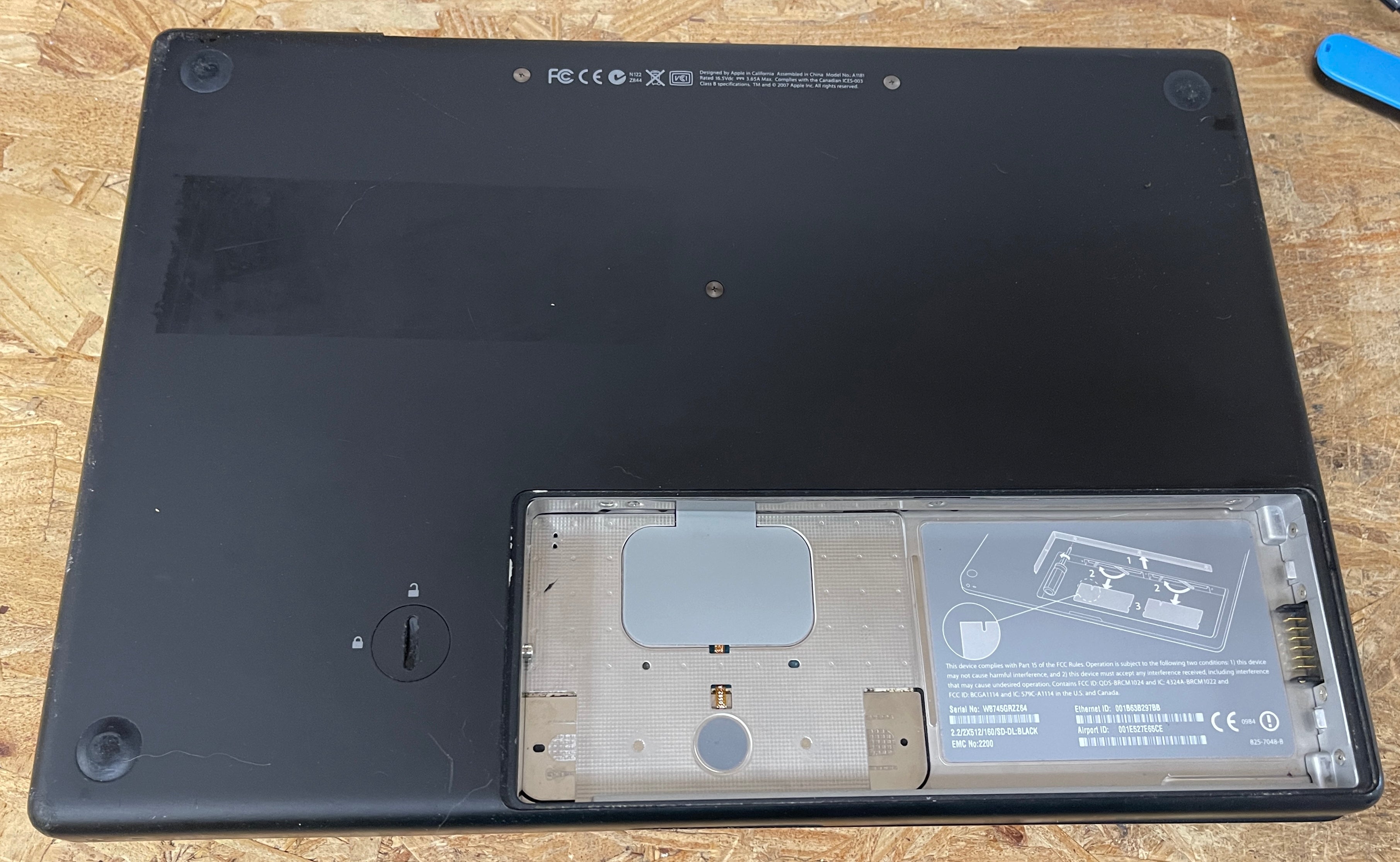 Apple MacBook 13-inch BLACK Late 2007 2.2GHz Intel Core 2 Duo