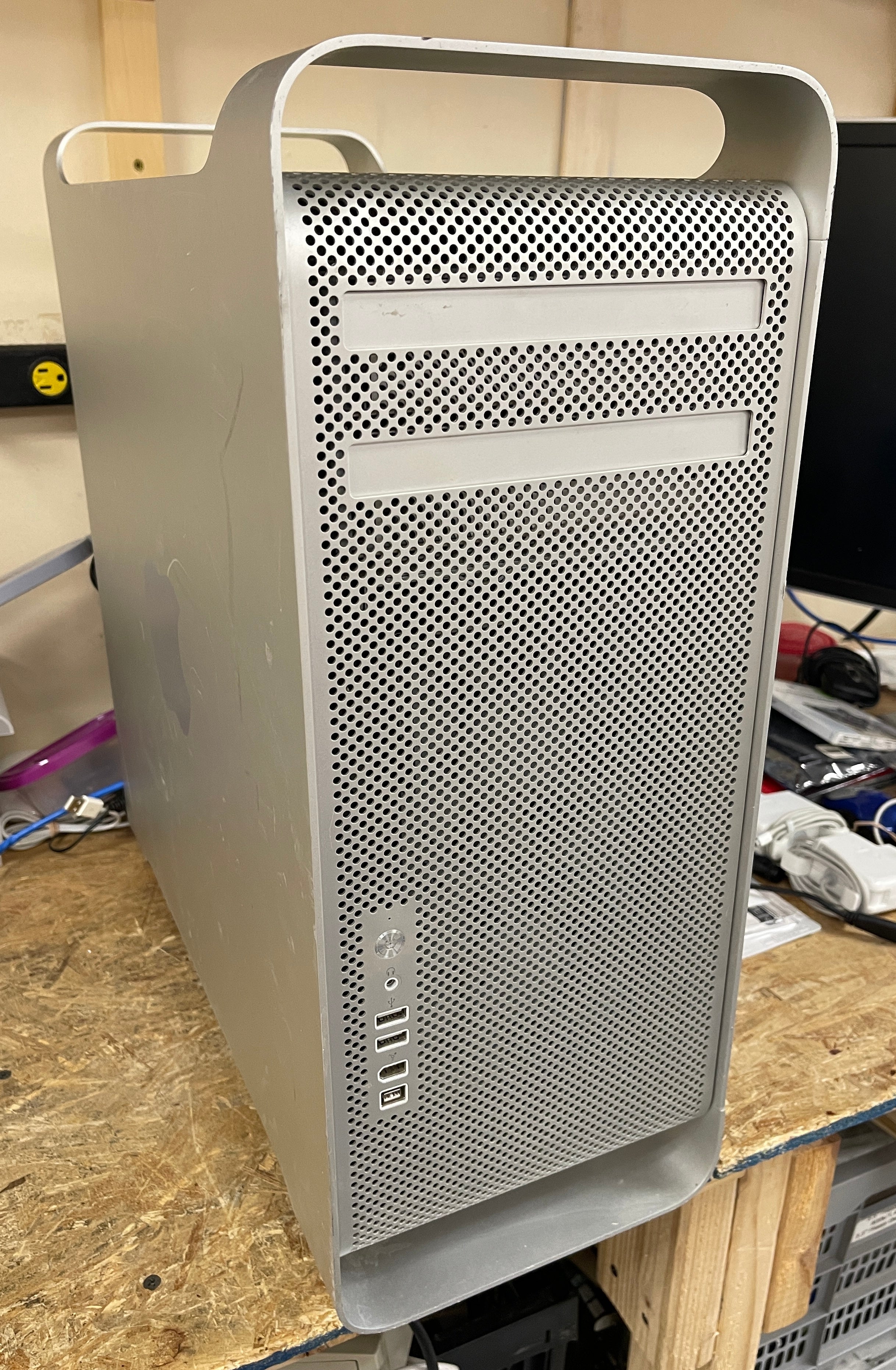 Apple Mac Pro December 2006 2 x 2.66GHz Quad-Core Intel Xeon Apple Mac Pro December 2006 2 x 2.66GHz Quad-Core Intel Xeon