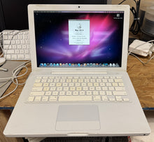 Apple MacBook 13-inch Early 2008 2.1GHz Intel Core 2 Duo (MB402LL/A)