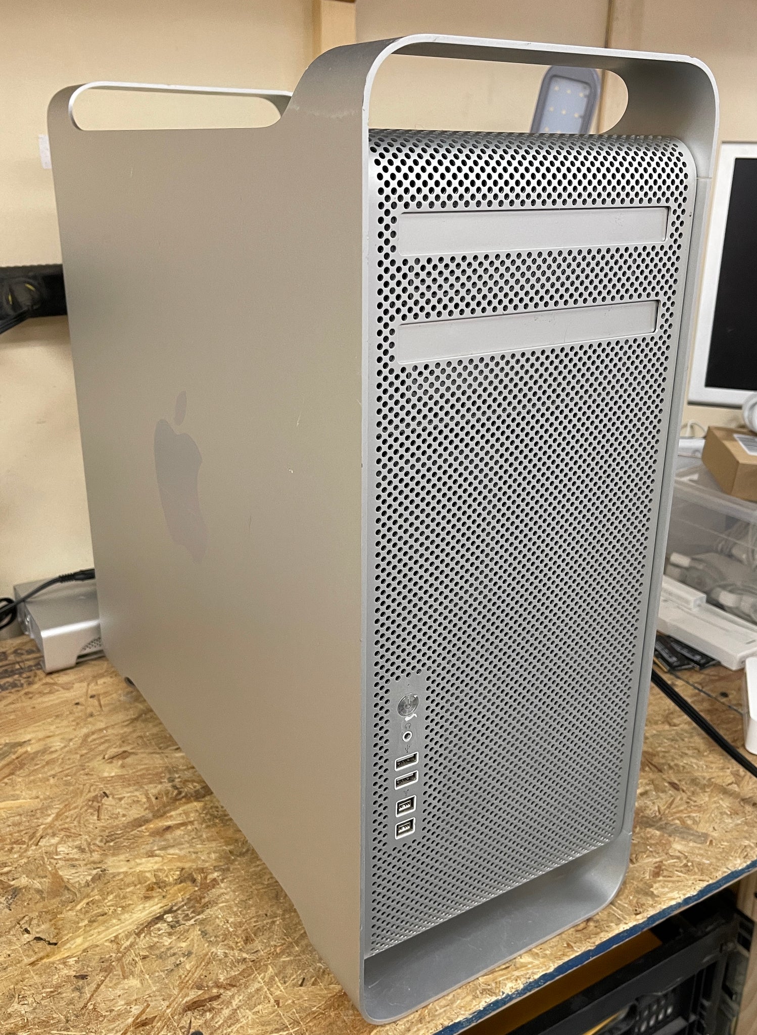 Apple Mac Pro January 2010 2 x 2.26GHz Quad-Core Intel Xeon (MB535LL/A)