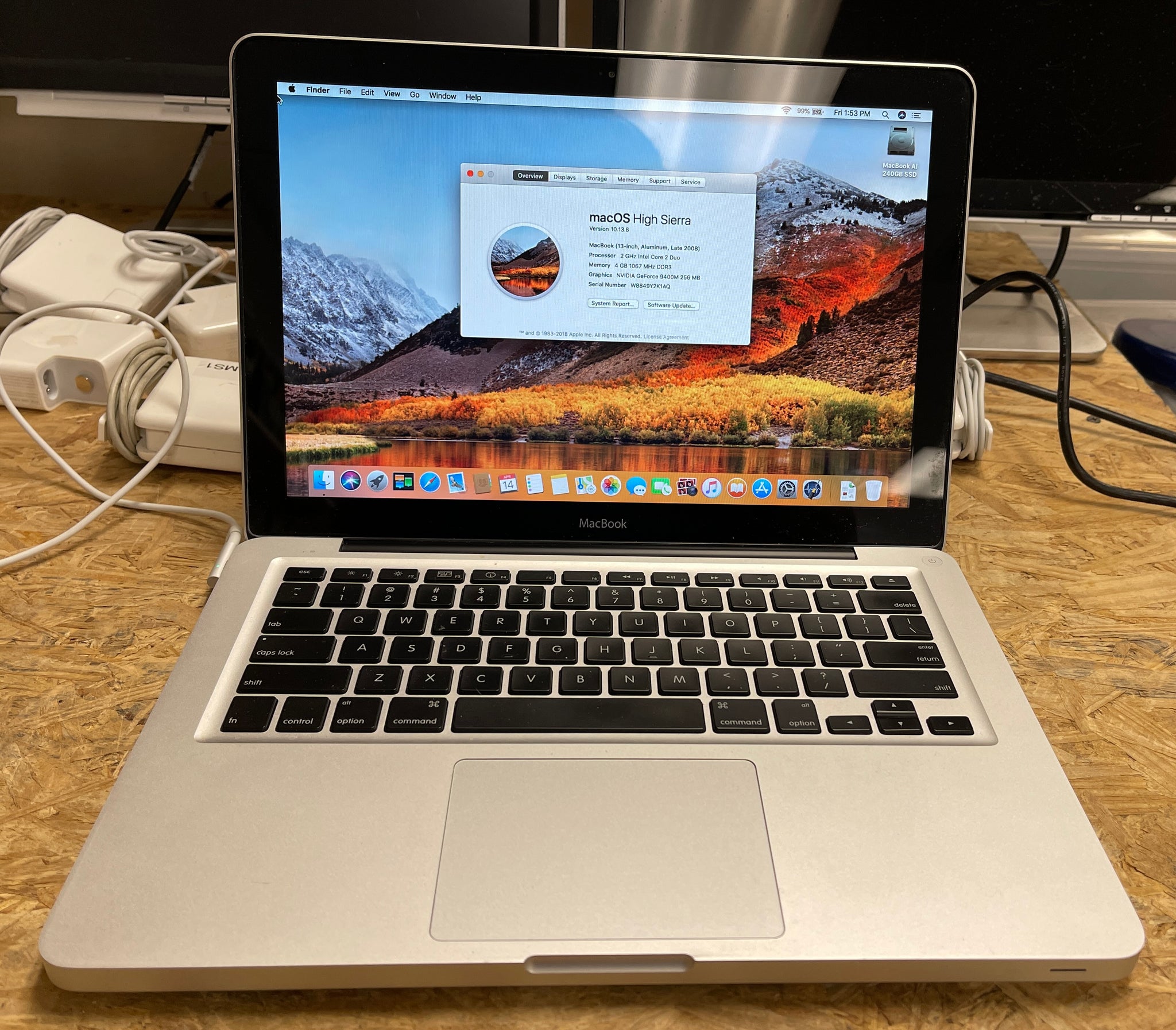 Apple MacBook 13-inch Aluminum Late 2008 2GHz Intel Core 2 Duo